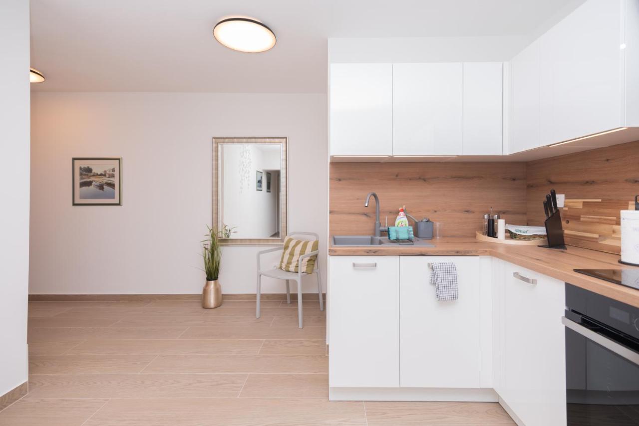 Apartment Emmi Omis Exterior photo